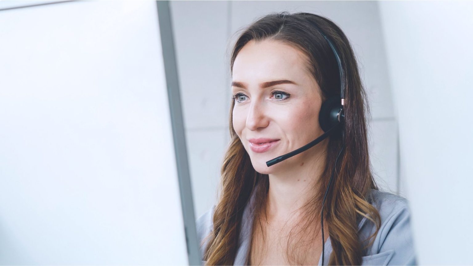 Eine Frau, die im Kundendienst arbeitet und sich dafür einsetzt, den Kunden zu helfen und ihre Zufriedenheit zu gewährleisten.