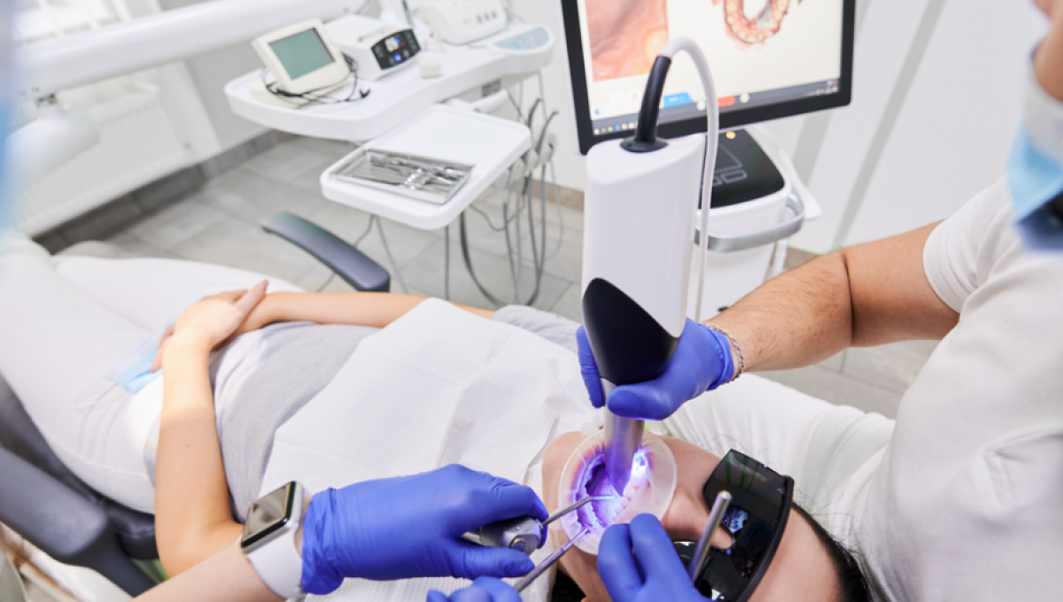 Dentist-Preforming-Intraoral-Scan-pes3hm3r8a9wx6sbdhvx79xblji5c8csrgo6wxvgw0