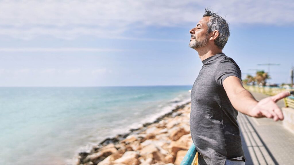 Mannelijke patiënt geniet van verbeterde levenskwaliteit na een goede nachtrust.