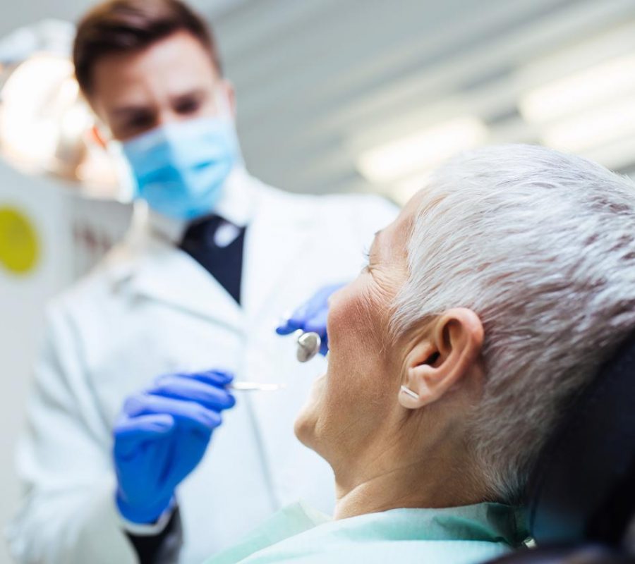 Vrouw bezoekt tandarts voor diagnose en behandeling van snurken.