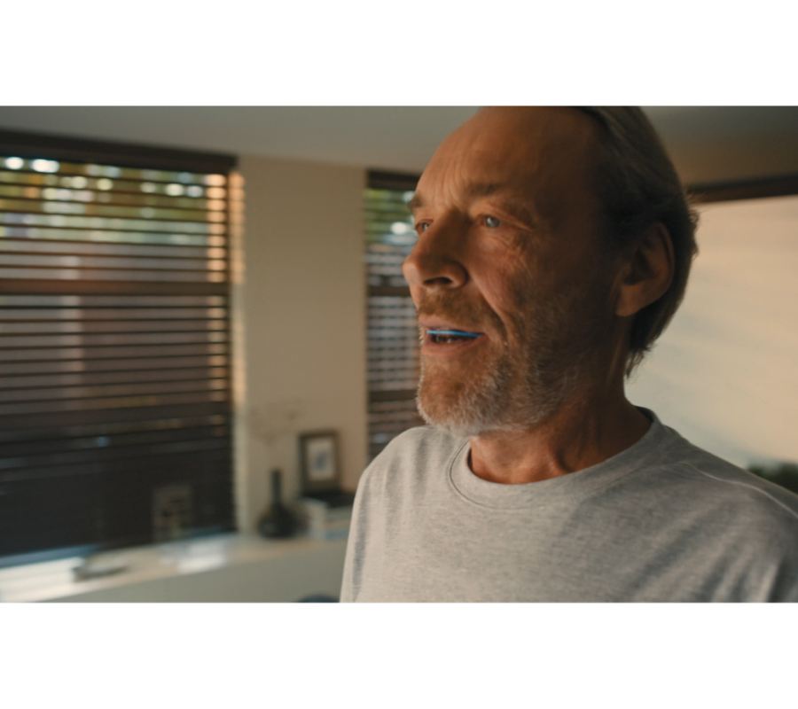 Man draagt een SomnoDent Avant en vertrouwt op SomnoMed voor de behandeling van zijn slaapapneu.